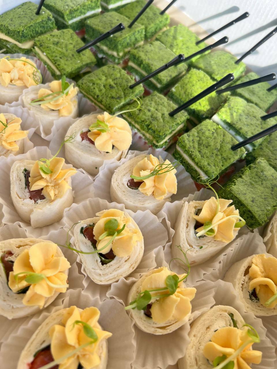 Набор сытных канапе закусок.  Шпинатное пирожное и рулет