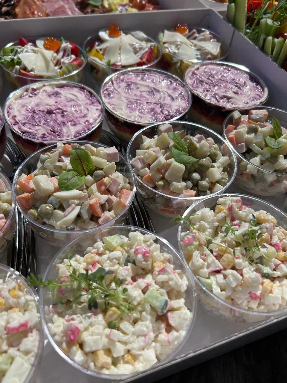 Традиционные салаты в порционных стаканчиках